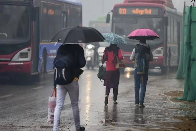 दिल्ली-एनसीआर में बारिश से राहत, तापमान में गिरावट, 'येलो अलर्ट' जारी